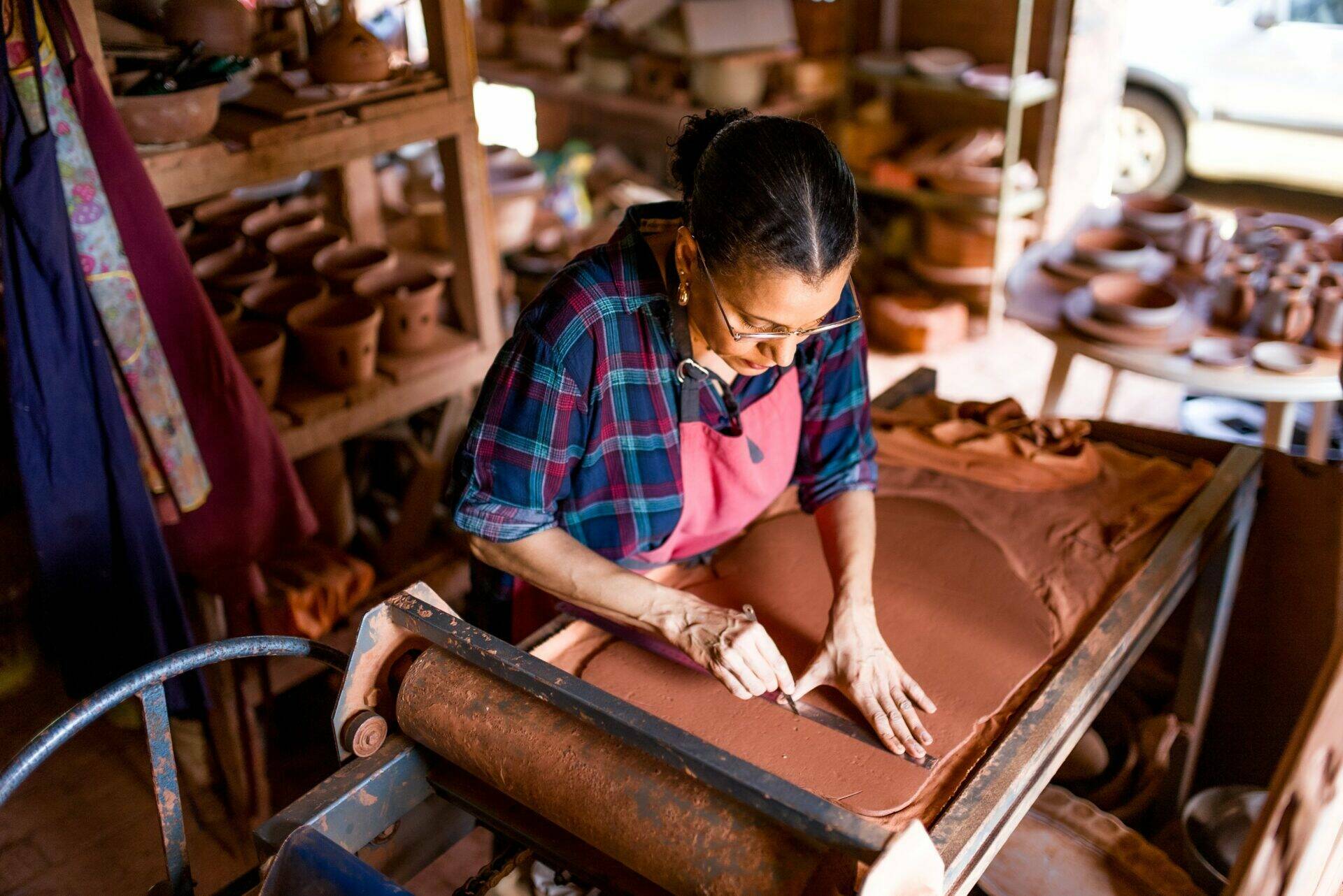 Valérie prépare des plaques de terre