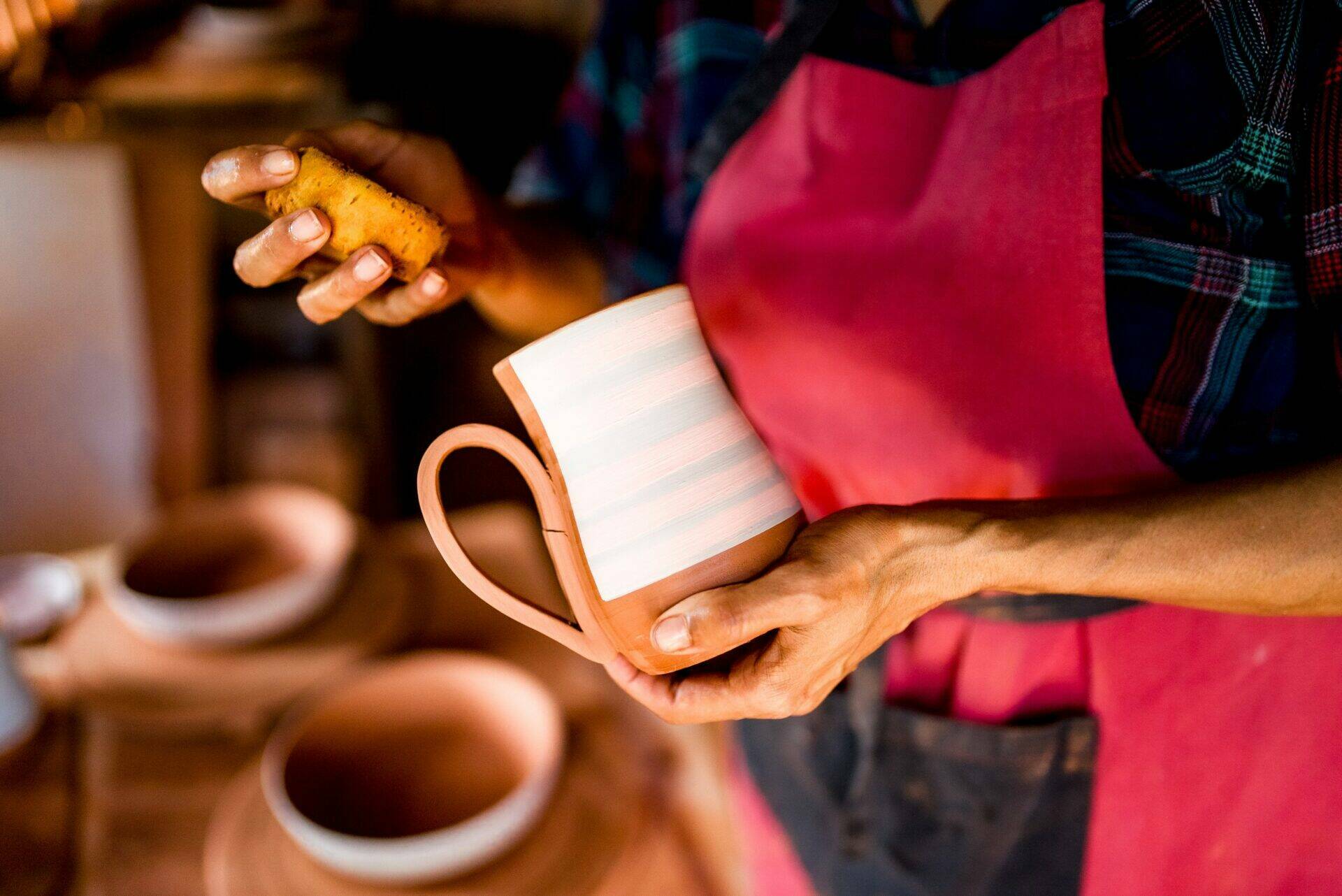 Valérie tient un Mug