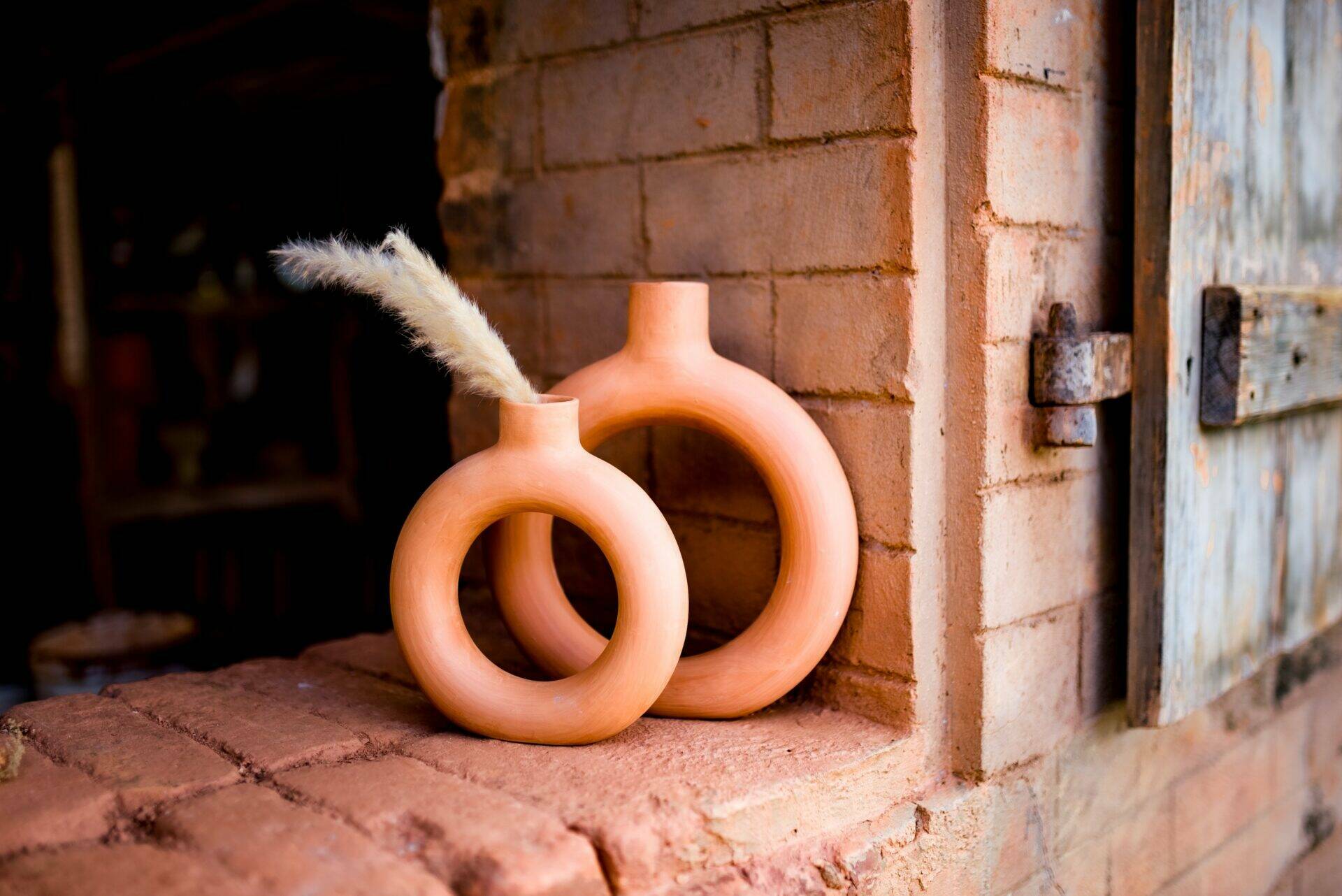 Plusieurs vases sur le bord d'une fenêtre