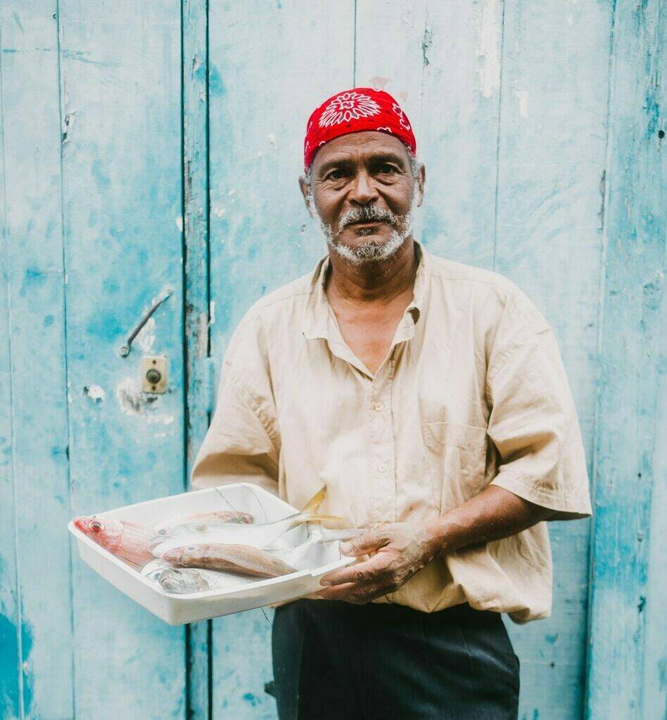 Portrait de claude avec un plateau de poisson